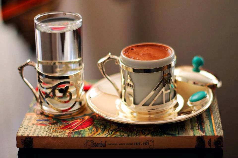 В турции подают кофе с водой. Турецкий кофе. Подача кофе. Подача кофе в Турции. Кофе по турецки.