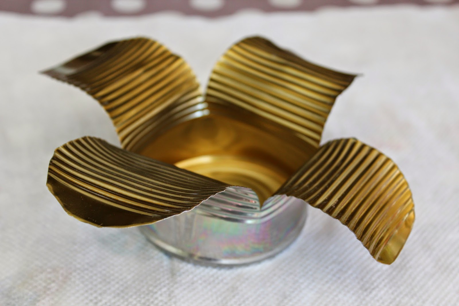 The Blue Barn: Tin Can Bird Feeder