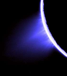 قمر زحل المتجمد انسيلادوس يكشف عن نوع جديد من البلازما