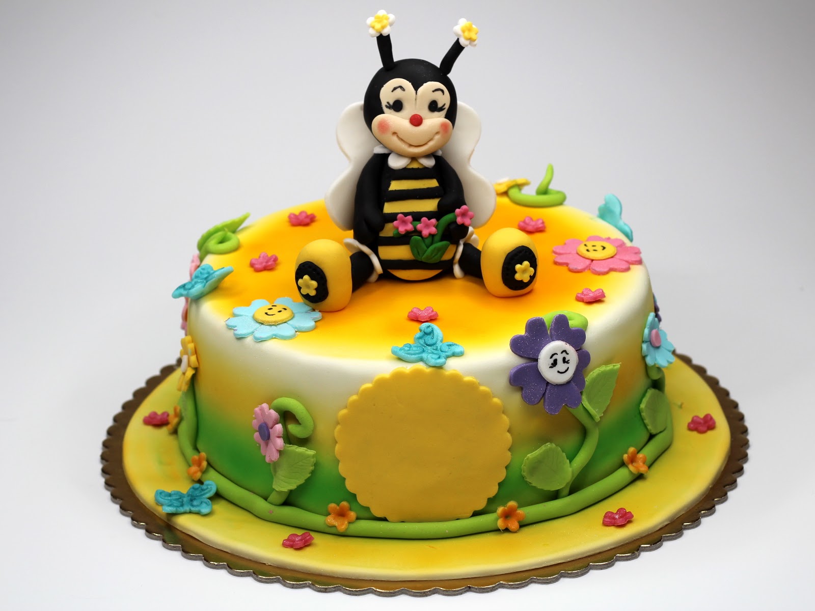 12 Gorgeous Birthday Cakes Starring Kids’ Favourite ...