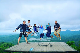 Wisatawan berfoto sambil melompat di Spot Panggung Kalibiru Wisata Alam Kalibiru