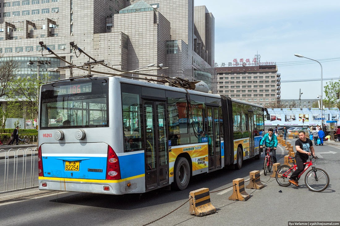 Когда придет троллейбус. Троллейбус в Китае. Троллейбус в Пекине. Троллейбусы Китая Пекин. Современные троллейбусы Китая.