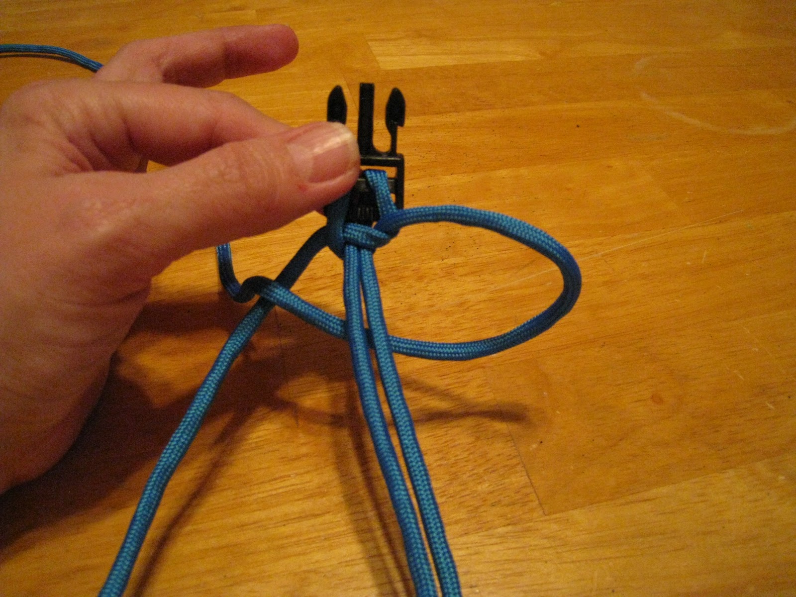 How to Make a Basic Cobra Paracord Bracelet 