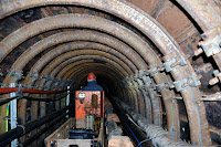 Maden ocağı tüneli tavanını tutan çelik tahkimat