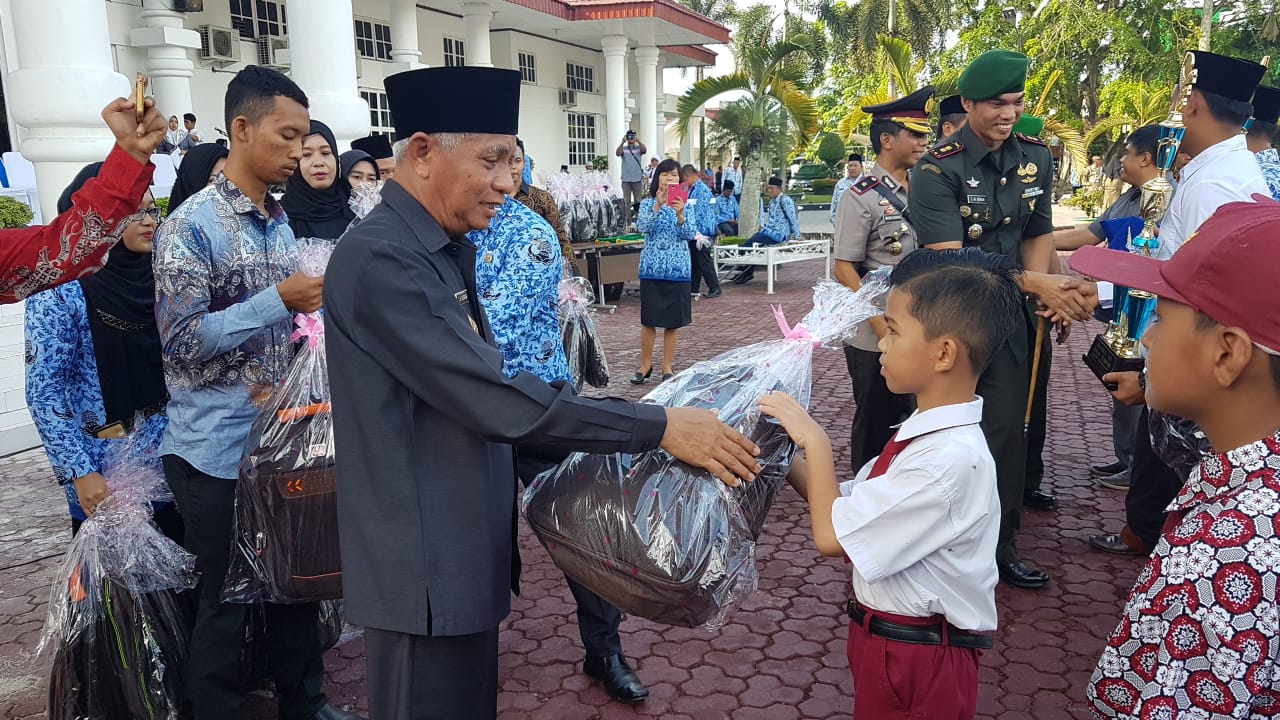 Plt Bupati Asahan Surya memberikan bingkisan pada murid berprestasi. Plt Bupati Asahan Surya memberikan bingkisan pada murid berprestasi.
