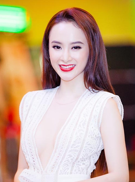 Vay ao xuyen thau 'phan chu' khien Angela Phuong suyt lo nguc - Anh 7
