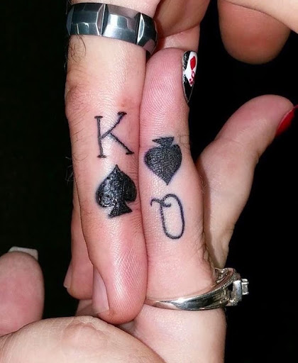 Esses incríveis rei e rainha do anel de tatuagens