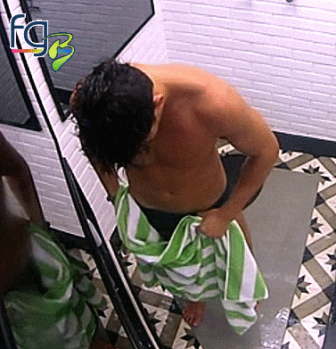 Antonio do BBB17 mostrando a pica durante o banho. Que delicia!