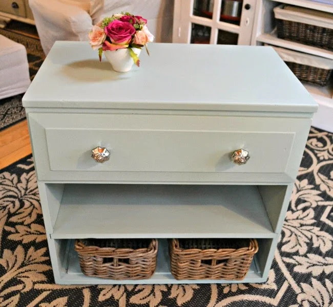 An Ugly Duckling Dresser Makeover with Fusion Mineral Paint www.homeroad.net