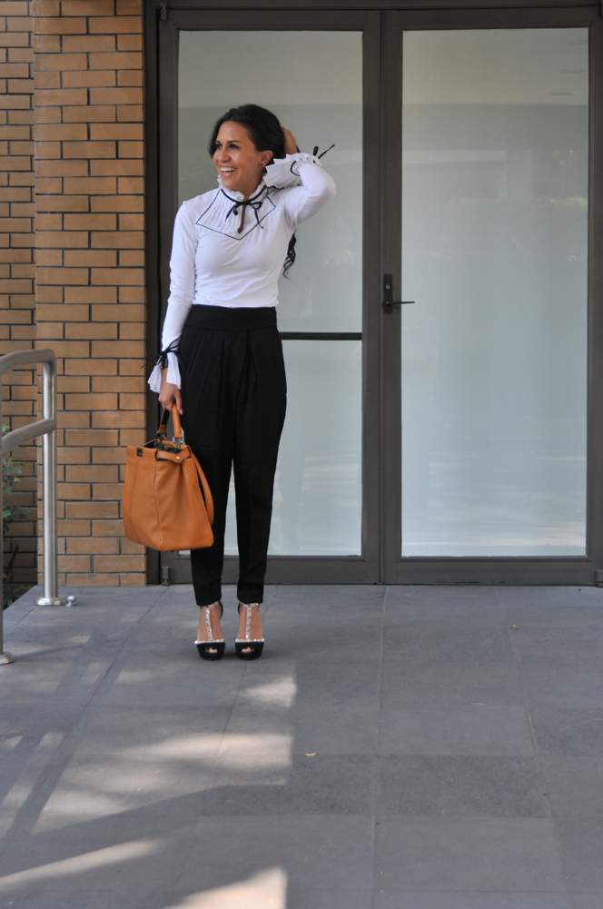 Jennifer Aniston Sticks to Neutrals with a Chanel Flap Bag - PurseBlog