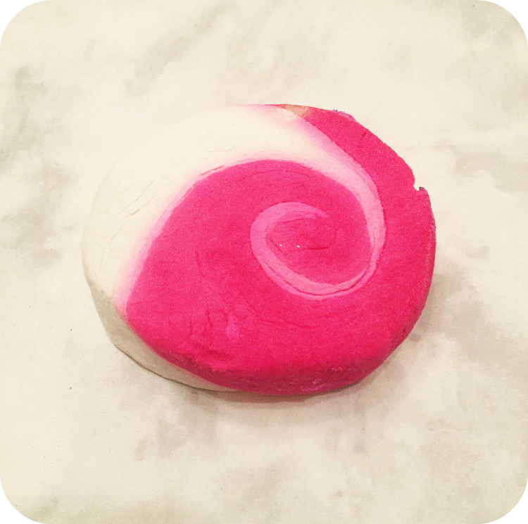 Small Blonde The Comforter Bubble Bar Lush