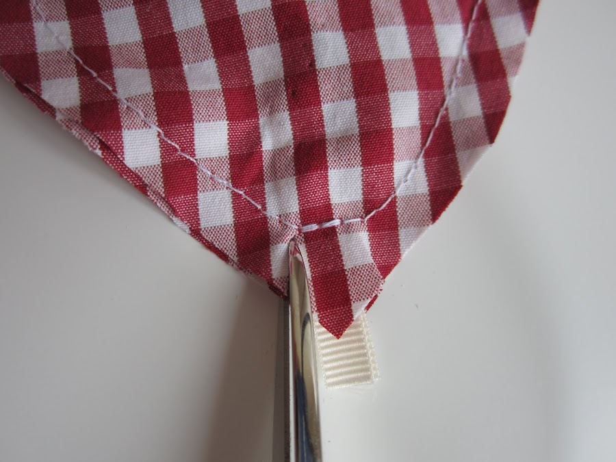 mis nancys, mis peques y yo, tutorial DIY adornos Navidad, hacer piquetes laterales cinta