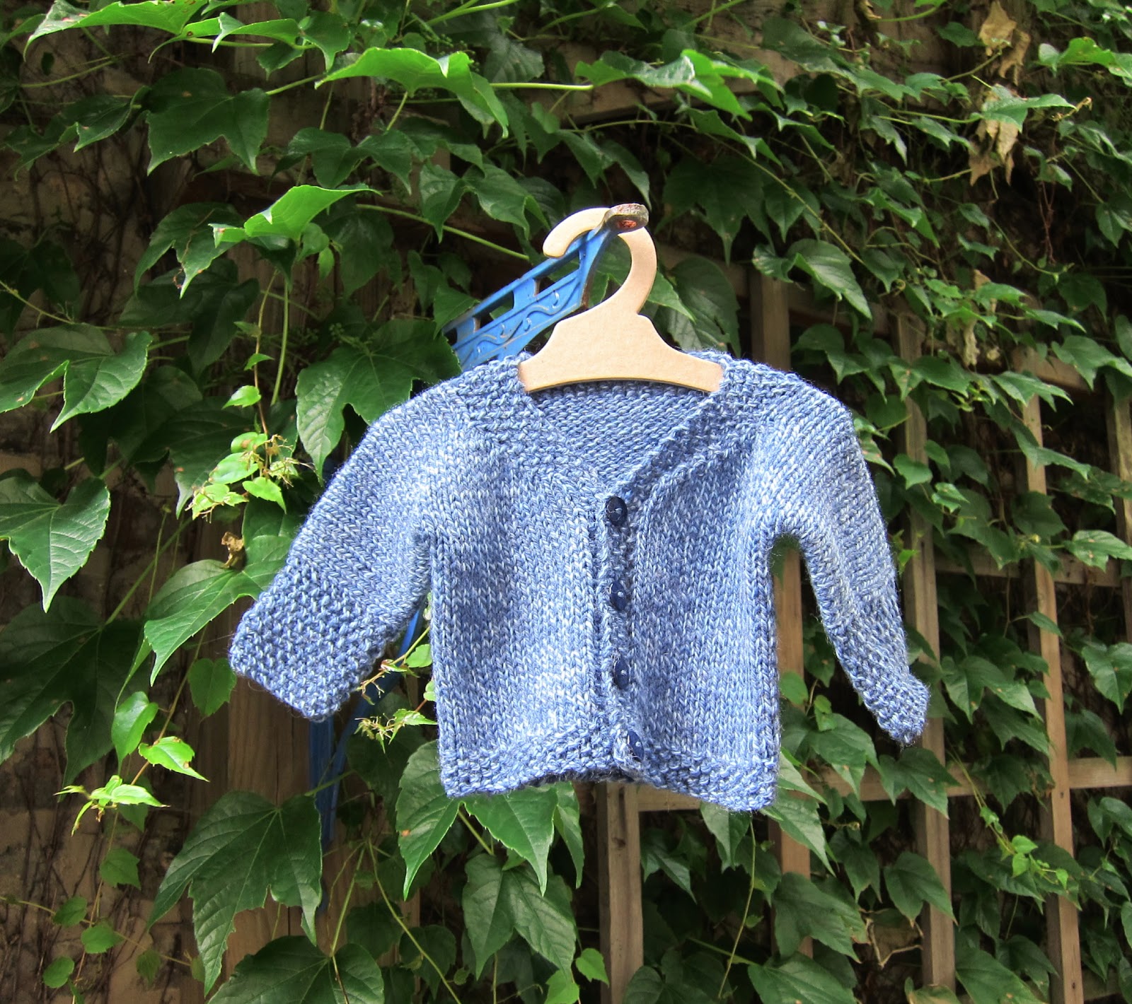 a caffeinated yarn: fo: easy baby cardigan a caffeinated yarn: fo: easy baby cardigan