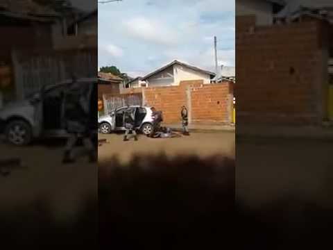 Vídeo mostra PMs batendo em assaltantes com pedaço de pau; Comando vai investigar Vídeo mostra PMs batendo em assaltantes com pedaço de pau; Comando vai investigar