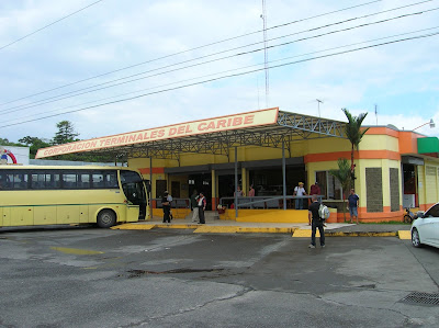 Terminal de Buses Caribeños, Guápiles, Costa Rica, vuelta al mundo, round the world, La vuelta al mundo de Asun y Ricardo, mundoporlibre.com