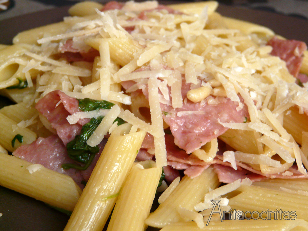Anita Cocinitas Pasta con salami, rúcula y piñones