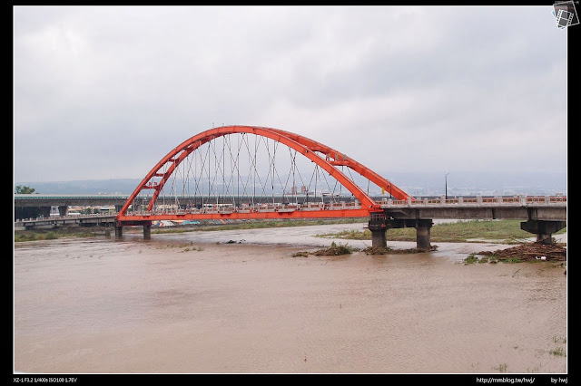 2013-07-13 蘇利颱風侵襲南投 綠美橋還好很平安！只是水淹的好高喔！                                                           