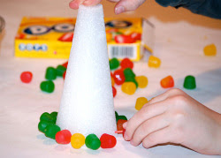 passo a passo de árvore de natal feita com jujubas