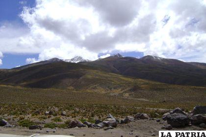 El imponente Tata Sabaya, pasivo y altivo en el agreste altiplano