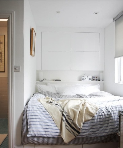 Jika headboard saja dianggap tidak cukup, gunakan juga seluruh dinding di belakang ranjang sebagai ruang penyimpanan, dengan cara memasang rak atau lemari. Jika headboard saja dianggap tidak cukup, gunakan juga seluruh dinding di belakang ranjang sebagai ruang penyimpanan, dengan cara memasang rak atau lemari.