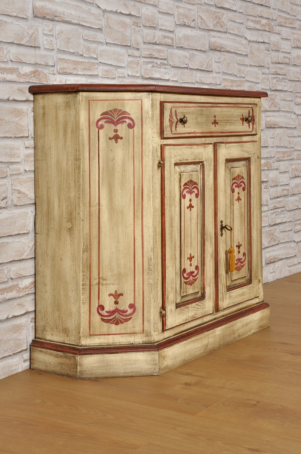 Credenza scantonata di piccole dimensioni decorata nello stile classico