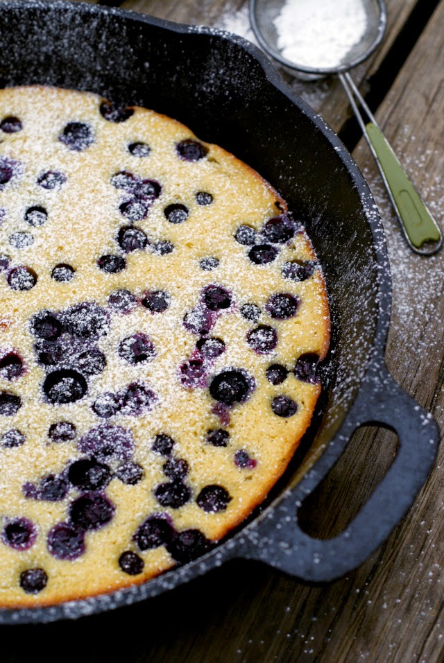 Oven-Baked Blueberry Pancake | thetwobiteclub.com
