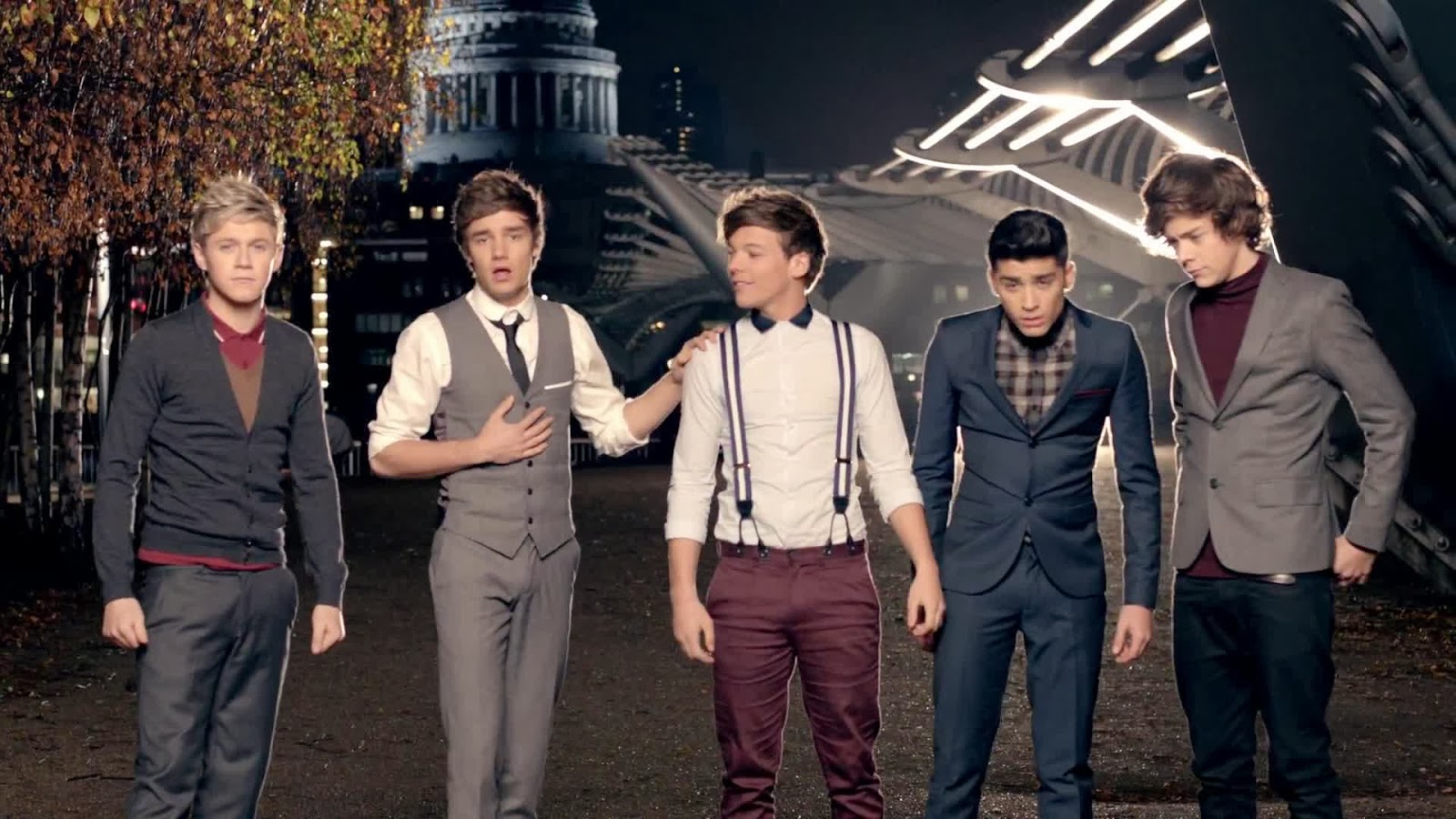 Песня 1 2 3 видео. One Direction one thing. One Direction - one thing 2012. One Direction на улицах Лондона. One thing песня.