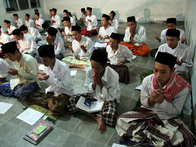 Pertanyaan Kritis Untuk Sang Guru, Kenapa Harus Wallahu A`lam Kyai? Pertanyaan Kritis Untuk Sang Guru, Kenapa Harus Wallahu A`lam Kyai?