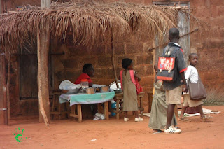 Bancarelle per mangiare fuori dalla scuola di Noepé, Togo, Africa