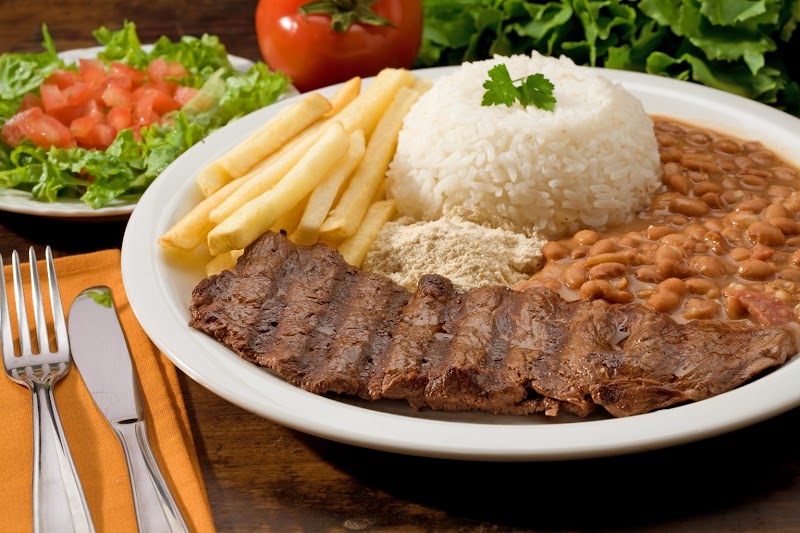 Arroz, feijão, bife e batata-frita Arroz, feijão, bife e batata-frita