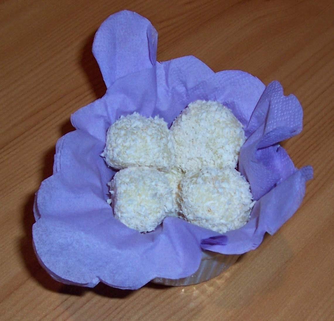 Rezeptschachtel : Zitronenpralinen im Kokosmantel Rezeptschachtel : Zitronenpralinen im Kokosmantel