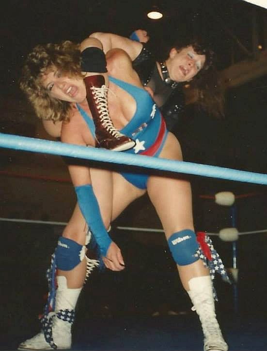 Linda Dallas vs Misty Blue Simmes - Womens Pro Wrestling.