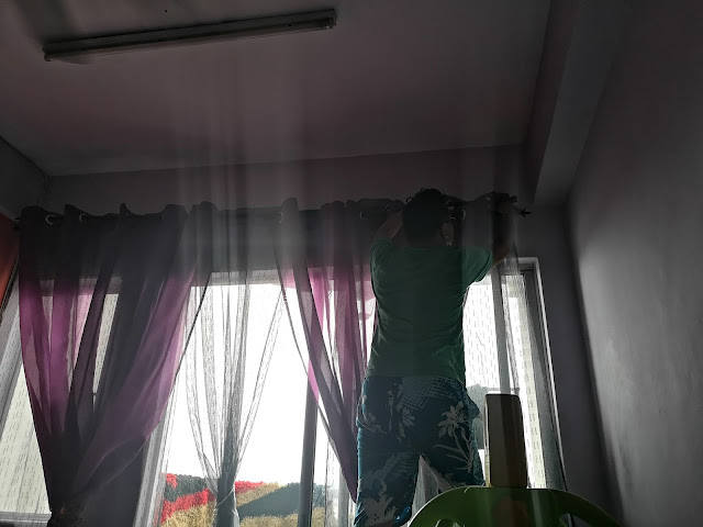 SIAP PASANG LANGSIR RAYA ! - Hai korang, dah siap untuk kemas rumah sempena raya ke tu? Mummy memang tak larat nak kemas rumah kami. Penuh barang. Nak kena marie kondo jugaklah, buang mana yang tak pakai. Hujung minggu baru ini, mummy dah mula kemas sedikit demi sedikit. Kemas bahagian depan je dulu, buang sawang, buang habuk kipas, basuh langsir dan pasang langsir baru. SIAP PASANG LANGSIR RAYA ! Rajinnya dah siap pasang langsir raya? Idakalah rajinnya, 1 part je un kasik settle, tu pun makan masa sehari jugaklah. Nasib ada iftar buka puasa dengan adik beradik asben. Jadi..gantung kuali lah. Tak payah pikir masak untuk berbuka. Tapi mummy tetap masak, masak nasi goreng cina untuk meriahkan lagi menu buka puasa haha. Okay cerita tentang langsir raya ni, kekononnya nak pakai tahun lepas. Kami beli langsir ni di Langkawi. Murah dan berkualiti sangat ! Beli dua set terus, boleh pakai 2 kali raya. Eh..eh..Amboi langsir pun nak tukar tiap kali raya ke??? Kisah langsir ni... Tahun lepas, tak sempat pasang huhu. Kekononnya.."eh raya lambat lagi lah !" . Tup tup sibuk buat itu, buat ini, hujung minggu pula ke sana dan ke sini. Hujung Ramadan pulak, dah nak settle gosok baju raya (untuk bawa ke kampung, masakkan pes untuk masakan kat kampung... Sudahnya, langsir lama je yang tergantung. Asben cakap, 'tak pelah..bukan ada sapa nak datang rumah kita pun hahaha' Baca : Shopping langsir di Langkawi Tahun ni, tak nak dah kerja last minit ! Mana ada masa terluang tu, buatlah apa yang patut. Minggu last puasa tu pun, kitorang bakal busy. Family nak pi umrah, ada office event di highway, uruskan bebenda balik kampung lagi. Nak tak nak minggu lepas dan hujung minggu ni kena kasik settle apa yang boleh ! Kain langsir ini, mummy pasangkan, daddy tolong finishing bahagian atas tu je. Minggu ni plan nak kemas bilik utama pulak, tukar cadar, tukar langsir, kemas dapur, cuci semua baju raya dan hantar baju-baju raya pi dobi untuk gosok. Tahun lepas, mummy dah tertinggalkan butang baju melayu daddy dan Dzal. Tahun ini, apa mummy buat? Semua barang-barang raya sumbat dah sesiap dalam luggage. Sumbat sesiap dalam tu, kasut, baju, seluar, pin tudung, keroangsang, butang baju melayu, stokin tali pinggang. Just orang kata letak 1 tempat je. Bukannya kemas untuk balik kampung ! Tak..tak ! Senang macam ni, mummy tak nak ada yang terlupa lagi. Umur dekat 40 tahun ni kekadang, benda kecik-kecik pun boleh lupa tau ! SIAP PASANG LANGSIR RAYA ! - Hai korang, dah siap untuk kemas rumah sempena raya ke tu? Mummy memang tak larat nak kemas rumah kami. Penuh barang. Nak kena marie kondo jugaklah, buang mana yang tak pakai. Hujung minggu baru ini, mummy dah mula kemas sedikit demi sedikit. Kemas bahagian depan je dulu, buang sawang, buang habuk kipas, basuh langsir dan pasang langsir baru. SIAP PASANG LANGSIR RAYA ! Rajinnya dah siap pasang langsir raya? Idakalah rajinnya, 1 part je un kasik settle, tu pun makan masa sehari jugaklah. Nasib ada iftar buka puasa dengan adik beradik asben. Jadi..gantung kuali lah. Tak payah pikir masak untuk berbuka. Tapi mummy tetap masak, masak nasi goreng cina untuk meriahkan lagi menu buka puasa haha. Okay cerita tentang langsir raya ni, kekononnya nak pakai tahun lepas. Kami beli langsir ni di Langkawi. Murah dan berkualiti sangat ! Beli dua set terus, boleh pakai 2 kali raya. Eh..eh..Amboi langsir pun nak tukar tiap kali raya ke??? Kisah langsir ni... Tahun lepas, tak sempat pasang huhu. Kekononnya.."eh raya lambat lagi lah !" . Tup tup sibuk buat itu, buat ini, hujung minggu pula ke sana dan ke sini. Hujung Ramadan pulak, dah nak settle gosok baju raya (untuk bawa ke kampung, masakkan pes untuk masakan kat kampung... Sudahnya, langsir lama je yang tergantung. Asben cakap, 'tak pelah..bukan ada sapa nak datang rumah kita pun hahaha' Baca : Shopping langsir di Langkawi Tahun ni, tak nak dah kerja last minit ! Mana ada masa terluang tu, buatlah apa yang patut. Minggu last puasa tu pun, kitorang bakal busy. Family nak pi umrah, ada office event di highway, uruskan bebenda balik kampung lagi. Nak tak nak minggu lepas dan hujung minggu ni kena kasik settle apa yang boleh ! Kain langsir ini, mummy pasangkan, daddy tolong finishing bahagian atas tu je. Minggu ni plan nak kemas bilik utama pulak, tukar cadar, tukar langsir, kemas dapur, cuci semua baju raya dan hantar baju-baju raya pi dobi untuk gosok. Tahun lepas, mummy dah tertinggalkan butang baju melayu daddy dan Dzal. Tahun ini, apa mummy buat? Semua barang-barang raya sumbat dah sesiap dalam luggage. Sumbat sesiap dalam tu, kasut, baju, seluar, pin tudung, keroangsang, butang baju melayu, stokin tali pinggang. Just orang kata letak 1 tempat je. Bukannya kemas untuk balik kampung ! Tak..tak ! Senang macam ni, mummy tak nak ada yang terlupa lagi. Umur dekat 40 tahun ni kekadang, benda kecik-kecik pun boleh lupa tau !