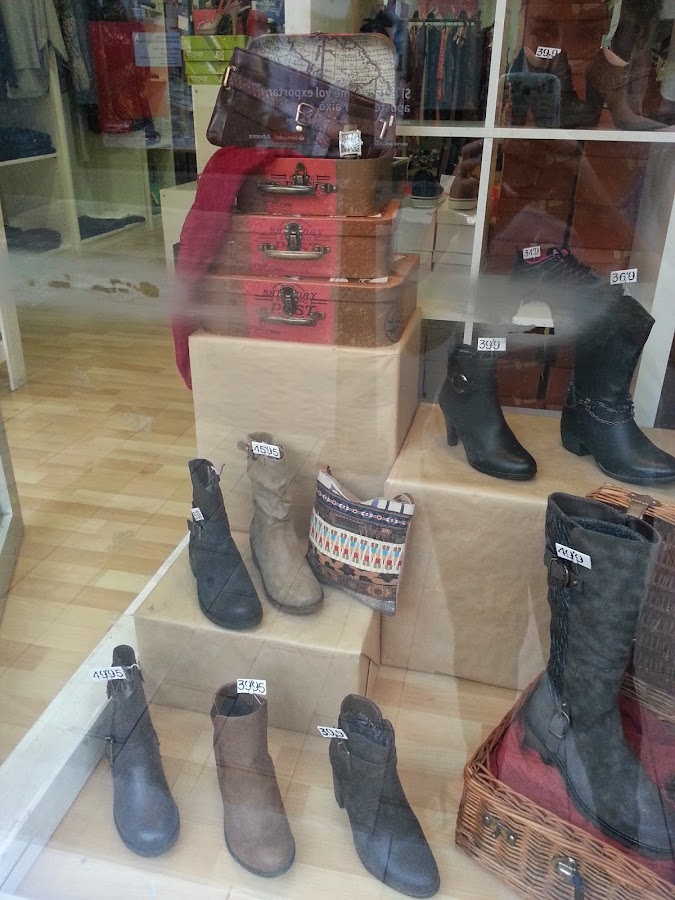 Detalle del escaparate de zapatos y complementos, pas a pas, maletas diy, escaparatismo