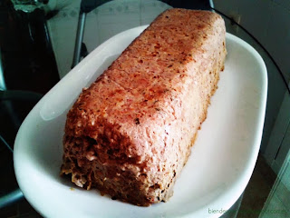 pastel de carne y aceitunas entero