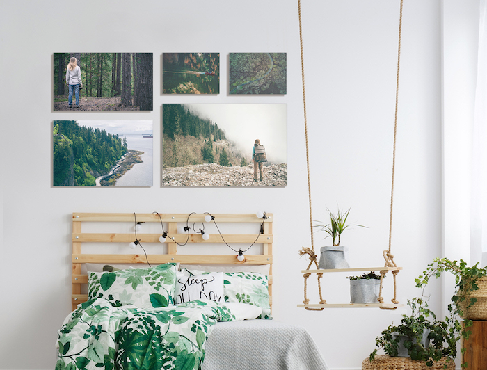 Dormitorio con cuadros en el cabecero