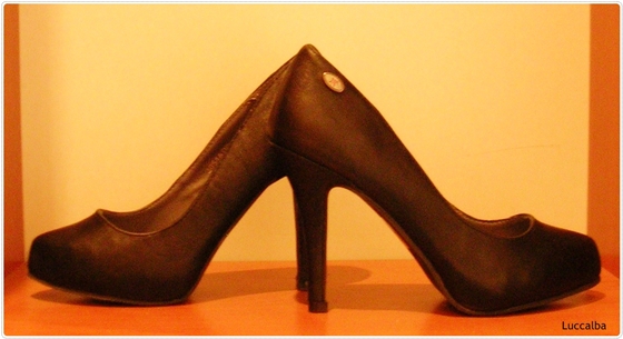 zapatos negros de tacón