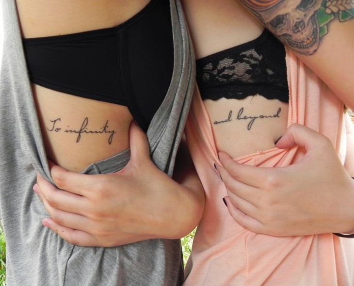 dos hermanas con tatuaje de letras en costillas