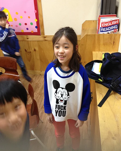 Baju kaos seorang anak yang sedang belajar bahasa Inggris di Korea