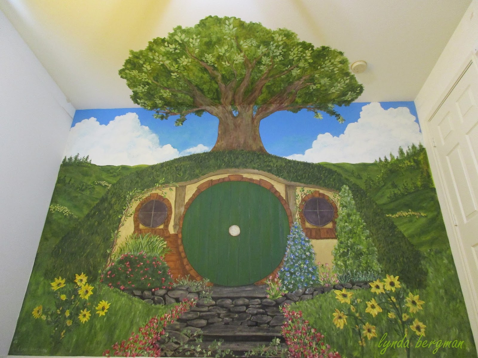 LYNDA BERGMAN DECORATIVE ARTISAN THE LORD OF THE RINGS HAND PAINTED