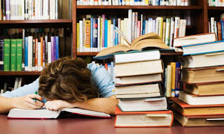 Como vencer o sono durante os estudos Woman-asleep-with-books-0022