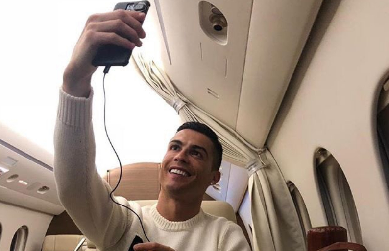 Scomparsa Emiliano Sala: Cristiano Ronaldo criticato per la fotografia in aereo su Instagram e Twitter.