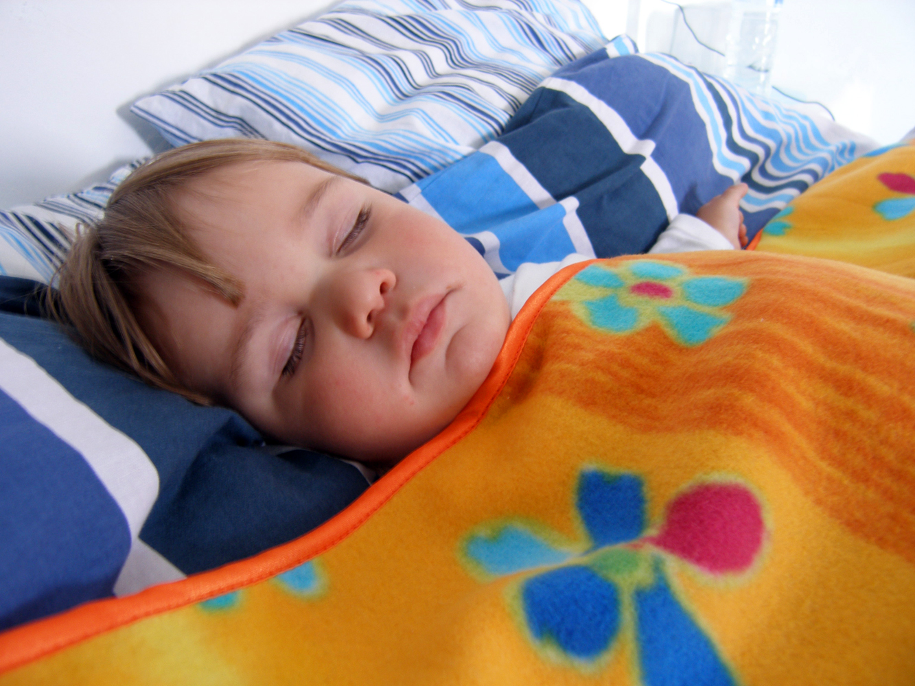 Кашель ночью у ребенка 3 года. Ребёнок кашляет во сне. Ребенок в пледе. Ночной сон с кашлем у ребенка.