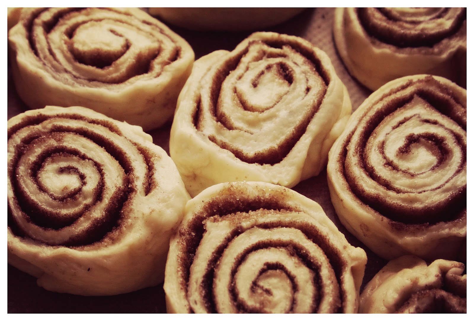 булочки с корицей и сахарной пудрой. булочка с ручкой. улитки из дрожжевого теста. булочка улитка. булочки.