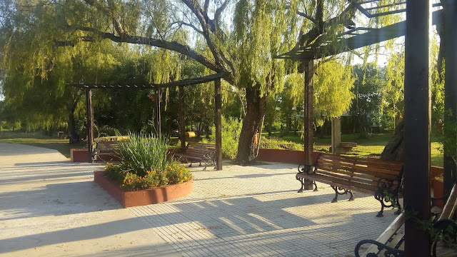 Foto de los bancos en la costanera de aregua -TU ESENCIA VIAJERA
