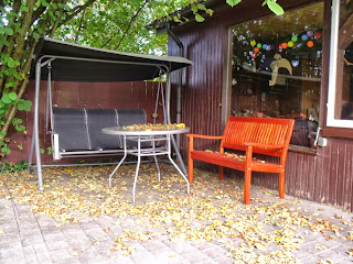 Sitzplatz unter der Haselnuß mit Herbstlaub (c) by Joachim Wenk Sitzplatz unter der Haselnuß mit Herbstlaub (c) by Joachim Wenk