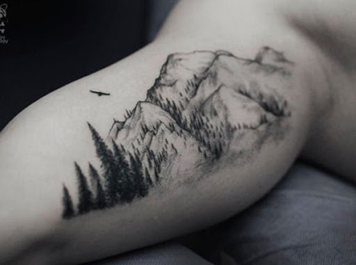 Geralmente, montanha tatuagens são uma parceria com árvores como na vida real. Mas isso também poderia mostrar uma mensagem mais profunda uma vez que as florestas também são símbolos de força.