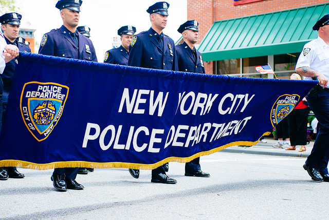 NYPD_mašíruje_v_průvodu NYPD_mašíruje_v_průvodu