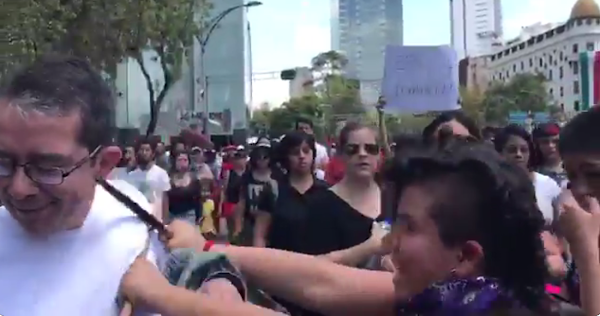 El periodista Jenaro Villamil es sacado de la marcha de mujeres en la CdMx; "estaba haciendo mi trabajo", dice
