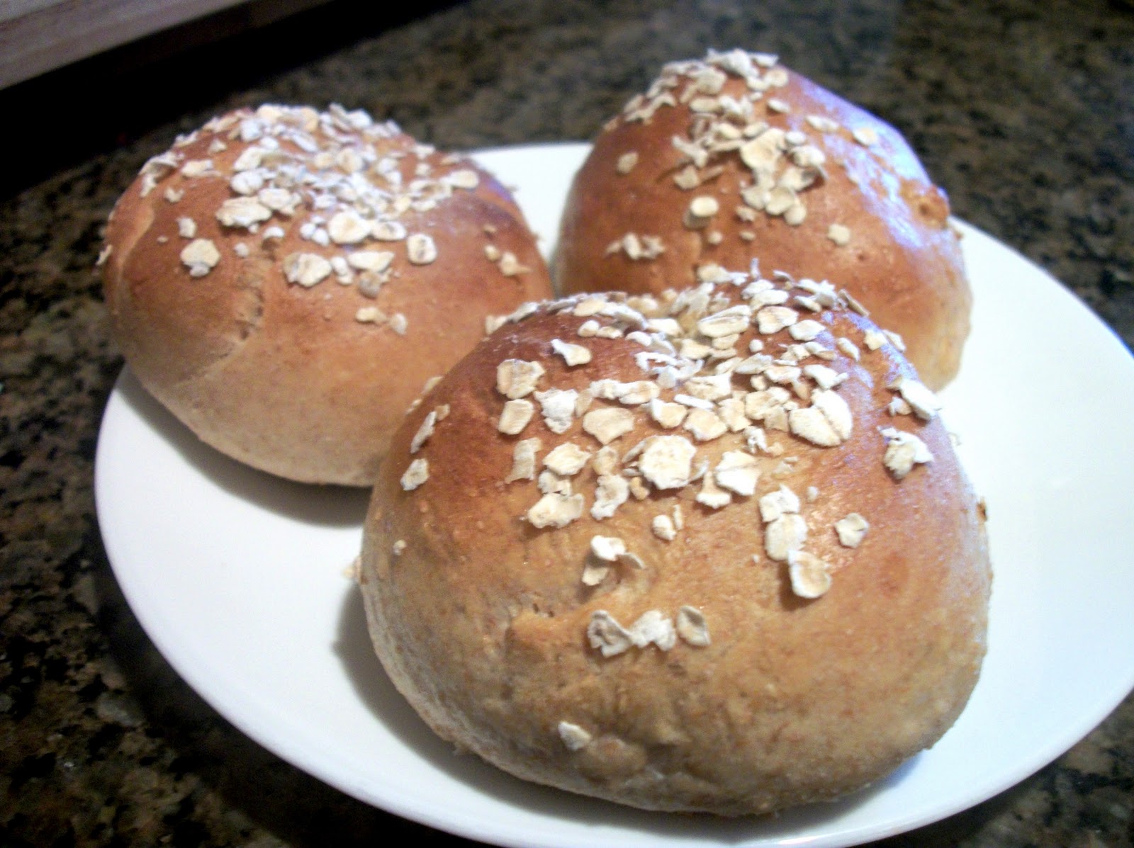 Mommy Magic! Whole Wheat and Oat Dinner Rolls (Yummo!)